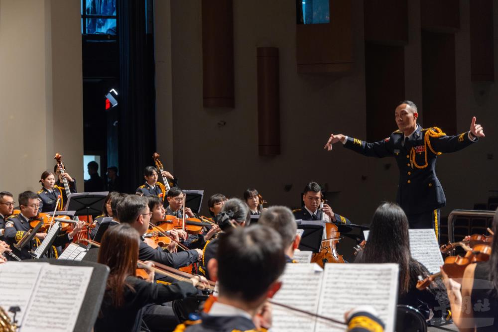 國軍聯合樂隊音樂會昨（4）日晚上於桃園中壢藝術館演出。（青年日報提供）