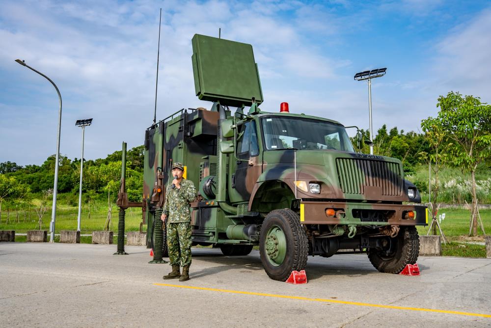 砲訓部陳展蜂眼雷達系統，展現新式短程防空裝備及科技化建軍成果。（青年日報記者李明澤攝）