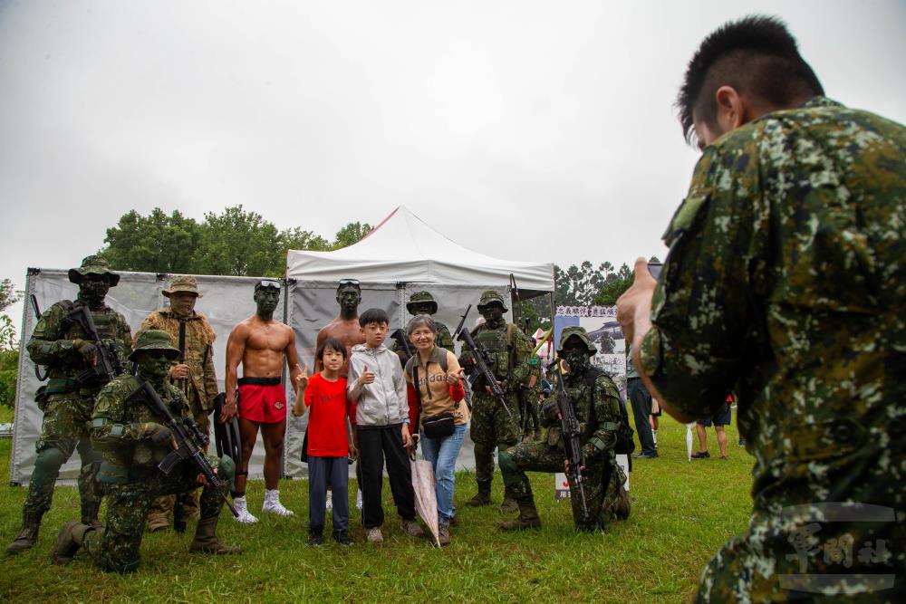 陸軍80週年部慶會場周邊多元攤位，吸引民眾參與。（軍聞社記者尤昱翔攝）