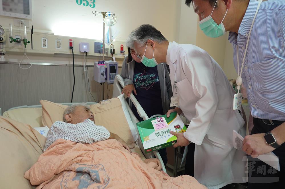 傅院長親切與榮民長輩們寒暄問候。(臺中榮總提供) 傅院長親切與榮民長輩們寒暄問候。(臺中榮總提供)