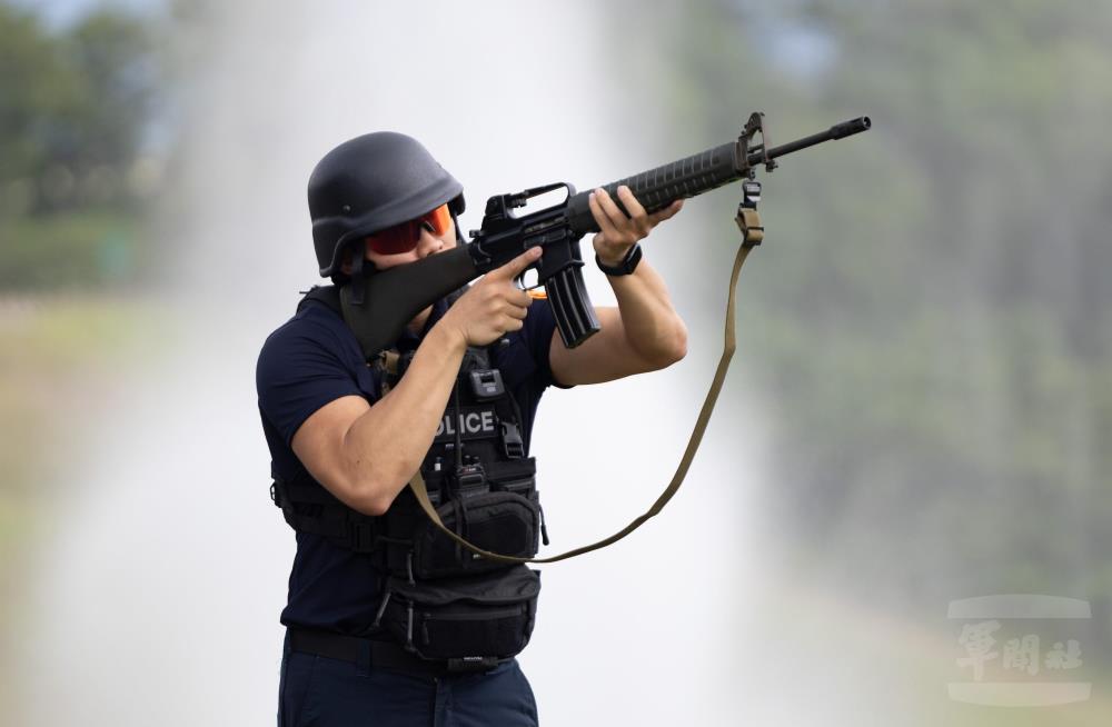 警察警戒，確保現場民眾安全。（軍聞社記者吳柏融攝）