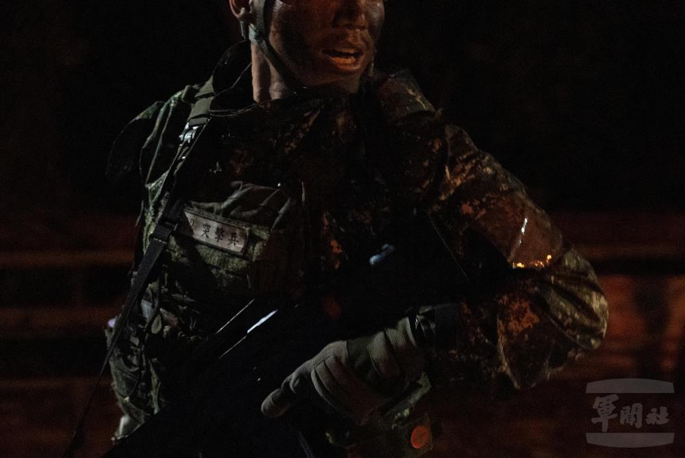 學員模擬慣用手中彈，以非慣用手持槍還擊，展現臨機應變能力。（軍聞社記者李恬恬攝）