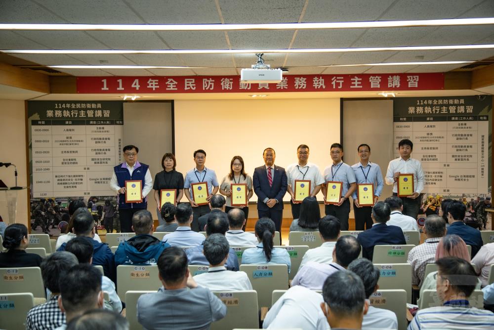 柏副部長與評鑑績優單位合影。(軍聞社記者王茗生攝) 柏副部長與評鑑績優單位合影。(軍聞社記者王茗生攝)