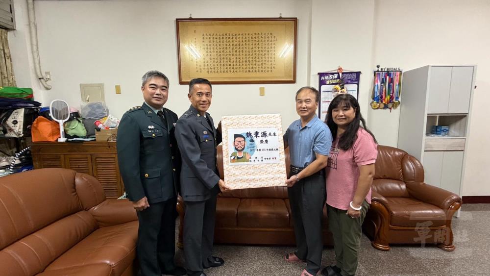 10軍團政戰主任梁少將致贈模範父親魏秉源先生禮品。（十軍團提供）