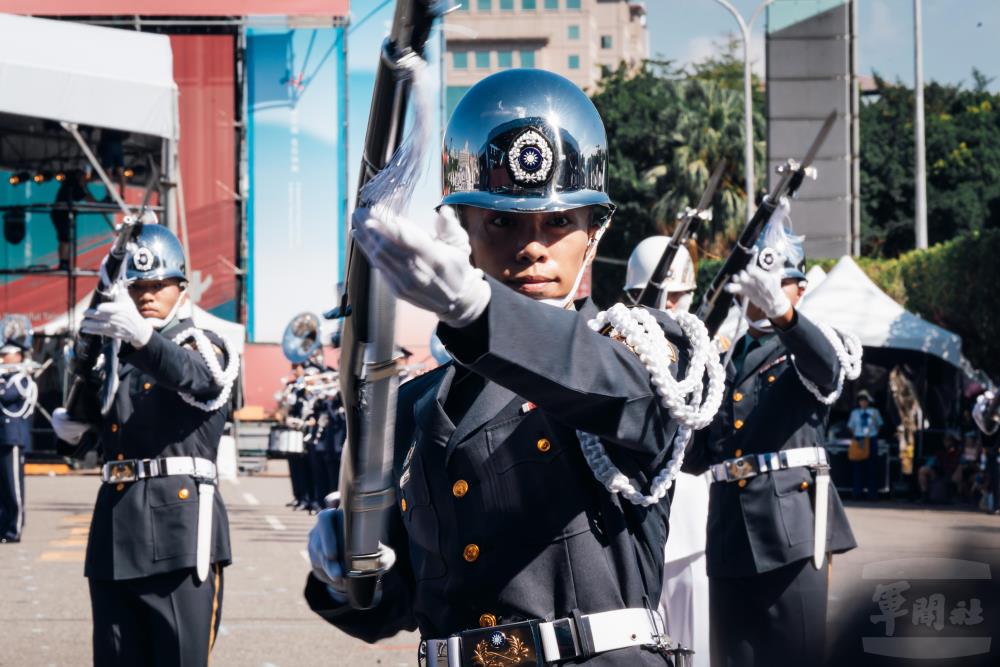 三軍聯合樂儀隊進行精彩的操演。（軍聞社記者吳東昇攝）