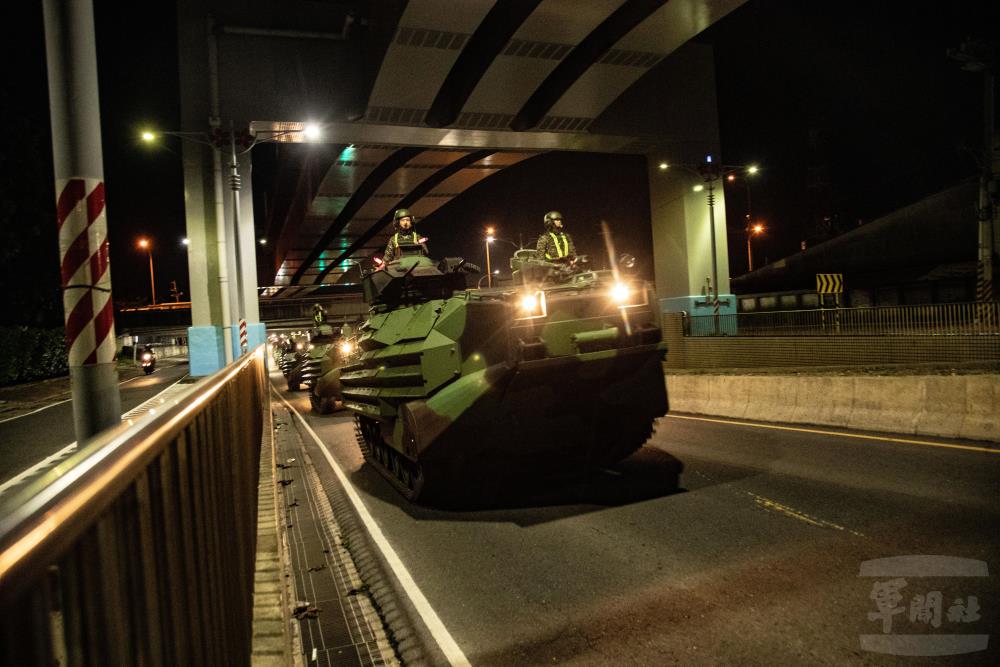 多輛AAV7兩棲突擊車穿越地下道，場面相當震撼。（軍聞社記者王茗生攝）