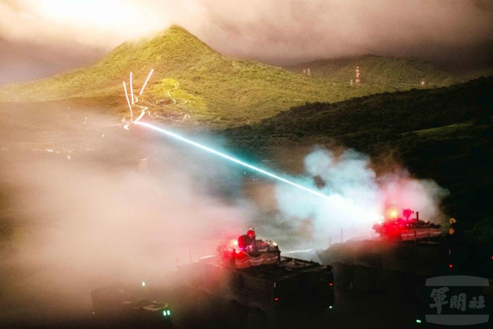 CM34射擊30鏈砲，彈藥火光在夜空中拖曳出光軌。（軍聞社記者林庭暉攝）