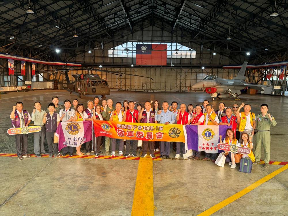 敬軍團合影。（國際獅子會提供）