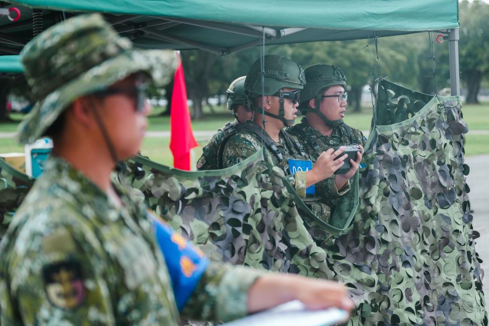 官兵共同合作，發揮團隊互助精神。（軍聞社記者林庭暉攝）