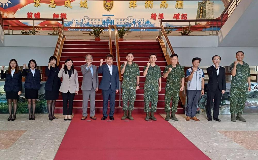 軍友保險端節敬軍 肯定官兵戰訓辛勞 軍友保險端節敬軍 肯定官兵戰訓辛勞