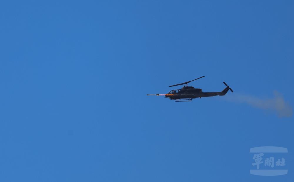 AH-1W眼鏡蛇攻擊直升機射擊「響尾蛇飛彈」。（軍聞社記者林澤廷攝）