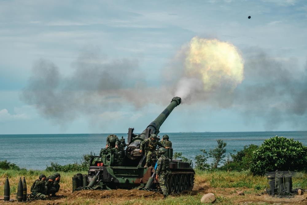 M110A2自走砲進行原級校正射擊。（軍聞社記者林庭暉攝）