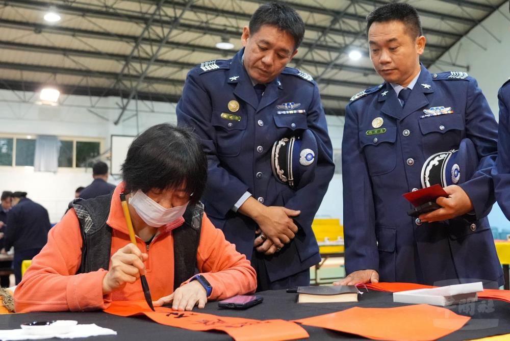 書法老師新春揮毫。（軍聞社記者侯凱議攝）