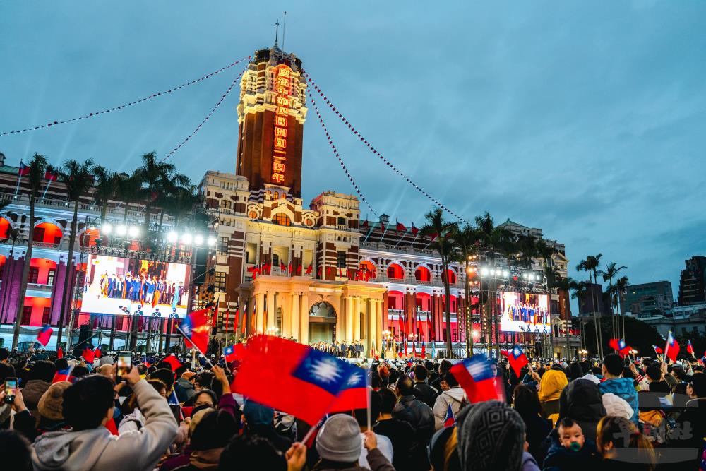 Presidential Office 114th New Year's Flag Raising Ceremony: Military and Civilians Together Welcoming a New Year