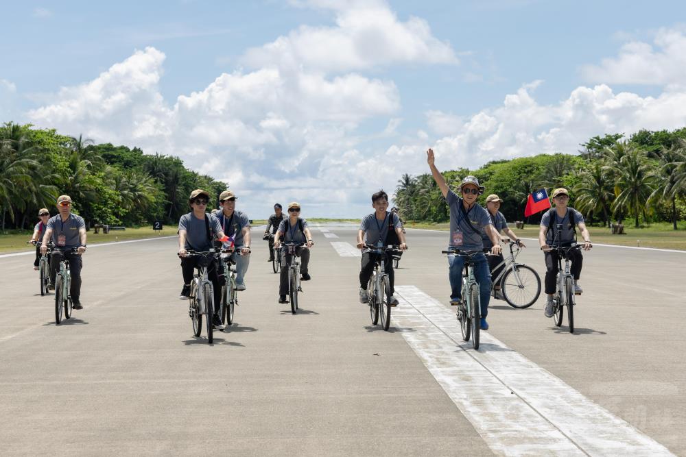 Students and Instructors of the Nansha Study Camp Accompany Navy Vessel on Southern Patrol – Witnessing the National Flag Flying Proudly over Taiping Island