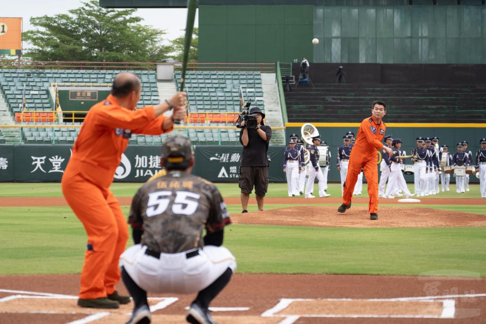 "Brave-Eagle Warriors&amp;quot; help kick-off a professional baseball game Servicemen lead the singing of the national anthem to boost morale