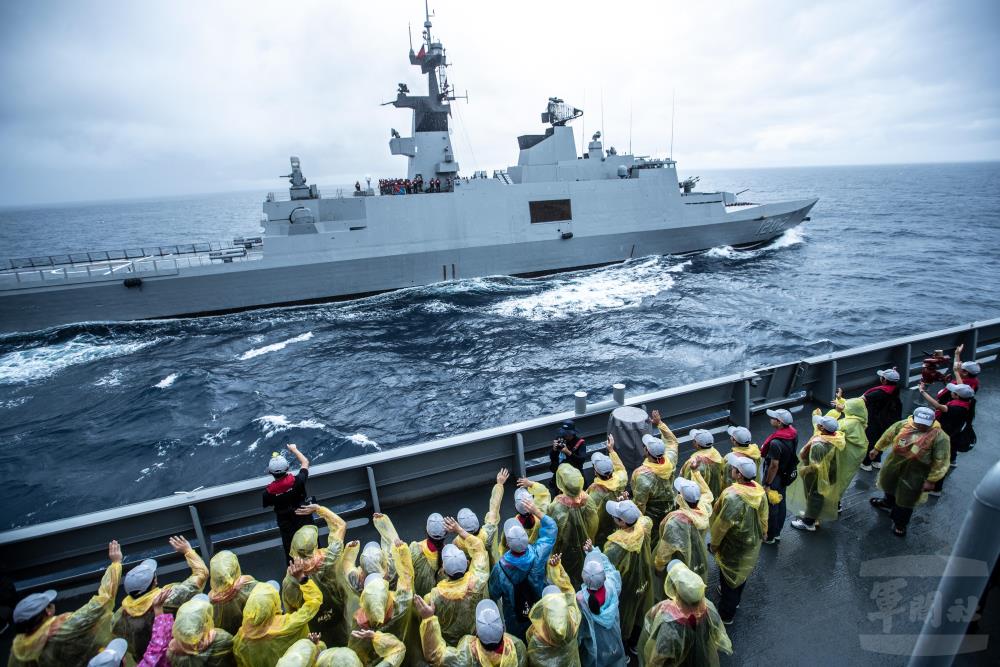 Maritime life experience camp courses are rich and diverse Students witness the solid combat power of the Navy